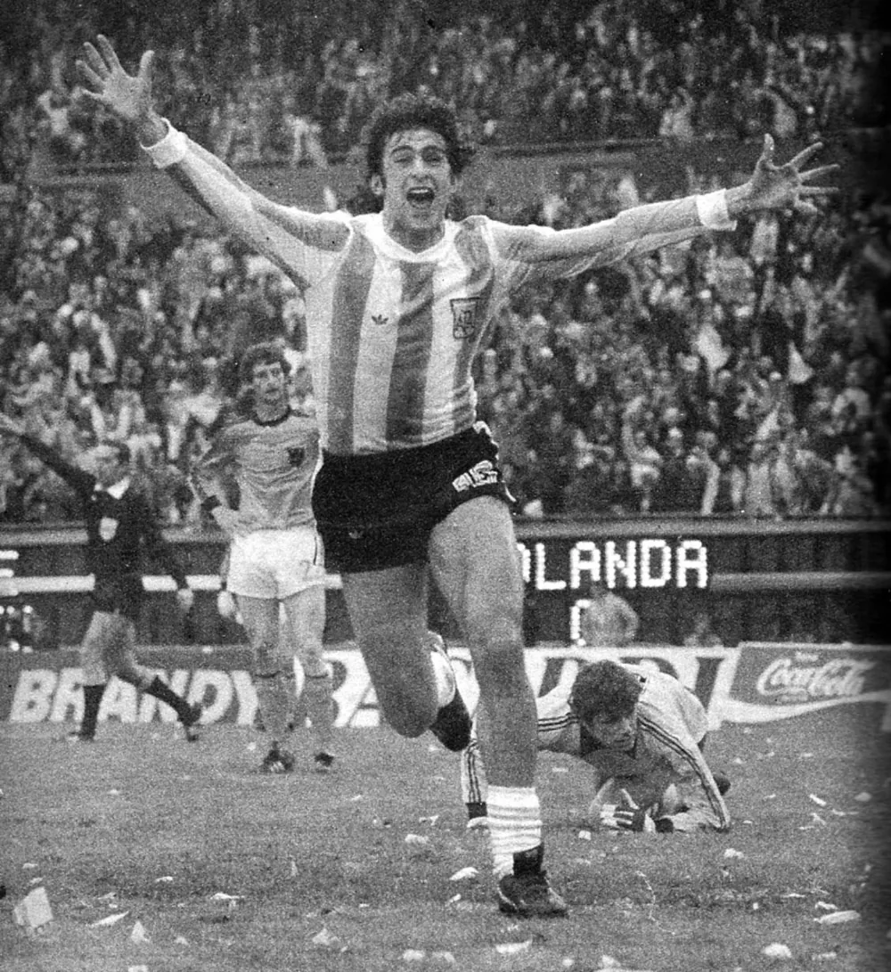 Kempes esulta nella finale